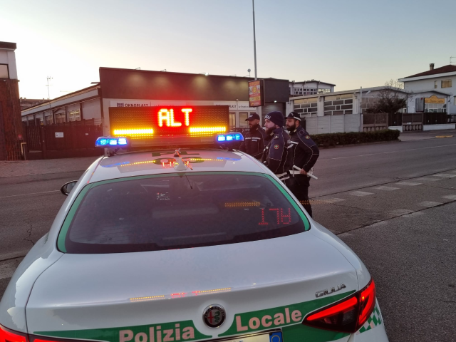Dopo la fuga tentano di nascondersi in una scuola, la Polizia locale di Buccinasco arresta due giovani