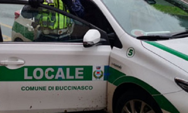 Fugge all’alt, arrestato dalla Polizia locale di Buccinasco, era senza patente e con la marijuana