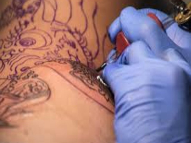 Buccinasco, chiarimento sui tatuatori