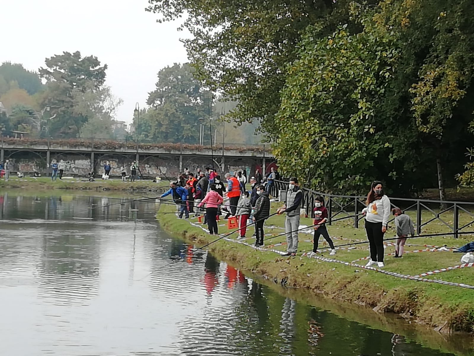 Buccinasco, scoperta pesca abusiva al laghetto di via Marzabotto