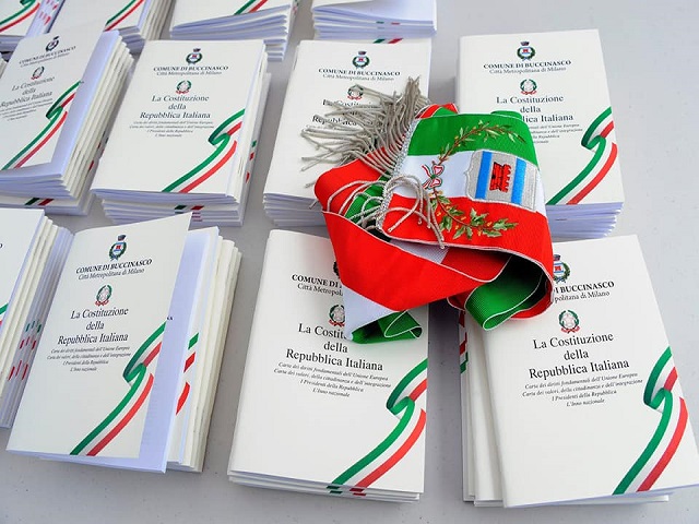 Buccinasco, la consegna della Costituzione ai 18enni - IL VIDEO